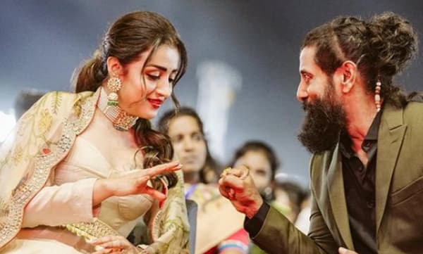 സ്‌റ്റോണ്‍ പേപ്പര്‍ സിസേഴ്‌സ്; പിഎസ്2 പ്രൊമോഷന്‍ വേദിയില്‍ ചിയാനും തൃഷയും 
