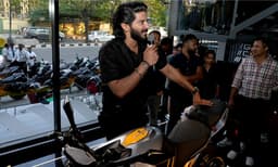 അള്‍ട്രാവയലറ്റ് എ77 സ്പോര്‍ട്സ് ബൈക്കിന്റെ സ്പെഷ്യല്‍ എഡിഷന്‍ മോഡല്‍ സ്വന്തമാക്കി ദുല്‍ഖര്‍ സല്‍മാന്‍