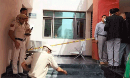 ഡൽഹി സാകേത് കോടതിയിൽ വെടിവെപ്പ് ; നാലു റൗണ്ട് വെടിയുതിര്‍ത്തത് ചേംബറില്‍ ; രണ്ടുപേര്‍ക്ക് പരിക്ക് 