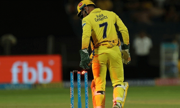 ഐപിഎല്ലില്‍ ചരിത്രമെഴുതി എം എസ്  ധോണി; ഒറ്റ ദിവസം പിറന്നത് രണ്ടു റെക്കോർഡുകൾ