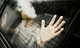 വായുസഞ്ചാരമില്ലാതെ കാറില്‍ അകപ്പെട്ട് മൂന്ന് വയസുകാരി; ജീവന്‍ രക്ഷക്കാനായത് തലനാരിഴയ്ക്ക്