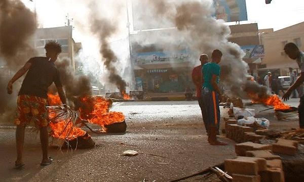 അവര്‍ തലയിലും നെഞ്ചിലും തോക്കുകള്‍ ചൂണ്ടി കൊള്ളയടിച്ചു ;  ഭക്ഷണം പോലുമില്ലാതെ ഞങ്ങള്‍ ഒരു ഗ്രാമത്തില്‍ ഒളിച്ചു ; സുഡാനില്‍ നിന്നും രക്ഷപ്പെട്ടത് ഭാഗ്യം കൊണ്ട്