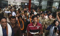 വെടിയ്ക്കും പുകയ്ക്കും ഇടയില്‍ ജീവനും വാരിപ്പിടിച്ച് 900 കി.മീ. ഓടി ; ‘‘ജയ് ശ്രീറാം’’ വിളിച്ച് സമാധാനത്തില്‍ നാട്ടിലിറങ്ങി...!!