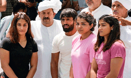 സ്ത്രീയായിട്ടും  രാജ്യത്തെ വനിതാ അത്ലറ്റുകളുടെ വേദന മനസ്സിലാകുന്നില്ല ;  പി.ടി. ഉഷയ്ക്ക് വിമര്‍ശനം ; ഗുസ്തി താരങ്ങള്‍ക്ക് പിന്തുണയുമായി കര്‍ഷകരും