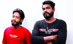 പ്രഭാതസവാരിയ്ക്കിടെ ഗൃഹനാഥനെ മുളകുപൊടി ഇട്ട് ആക്രമിക്കണം ; കാല്‍ തല്ലി ഒടിക്കാന്‍ ഗുണ്ടയ്ക്ക് 30,000 രൂപയ്ക്ക് ക്വട്ടേഷന്‍; അയല്‍ക്കാരായ അമ്മയും മകളും ഇപ്പോള്‍ ഒളിവില്‍