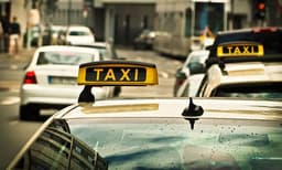 യാത്രാ ക്ഷീണം കാരണം ടാക്‌സിയില്‍ ഇരുന്ന് ഉറങ്ങിയ യുവാവിന് 26,600 രൂപ ഫൈന്‍
