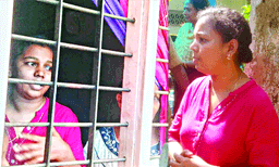 മന്ത്രവാദവും ആഭിചാരവും നടത്തിയ യുവതി എട്ടു വയസ്സുകാരിയേയും അമ്മയേയും മുത്തശ്ശിയെയും കെട്ടിയിട്ട് പീഡിപ്പിച്ചത് 10 ദിവസം ; സി.പി.എം. പ്രവര്‍ത്തകര്‍ മോചിപ്പിച്ചു