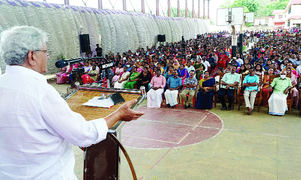 സി.പി.എം. അനുകൂലസംഘടനയുടെ സെമിനാറിന് ​പോയത് 1000 പേര്‍ ; പരിപാടി കഴിഞ്ഞ് ലഘുഭക്ഷണവും ; ഉച്ചകഴിഞ്ഞ് സെക്രട്ടേറിയറ്റിന്റെ പ്രവര്‍ത്തനം സ്തംഭിച്ചു
