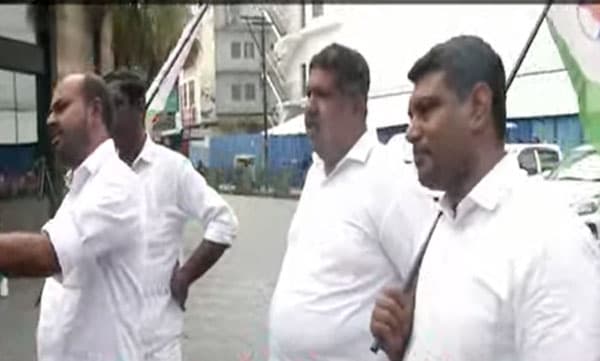 കേരള സ്‌റ്റോറി; ഷേണായിസ് തീയേറ്ററിനു മുന്നില്‍ പ്രതിഷേധം