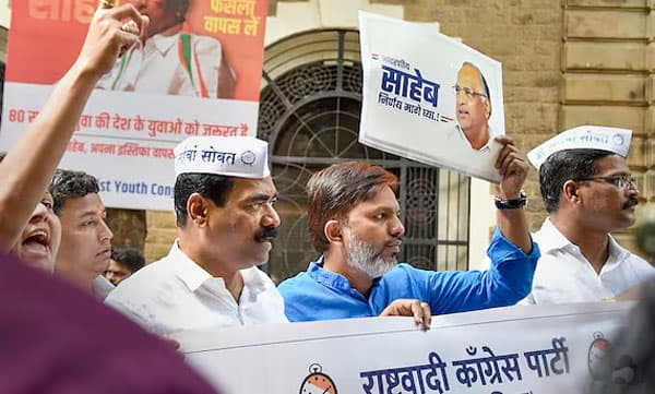 പവാറിന്റെ രാജി തള്ളി എന്‍സിപി സമിതി; അഭ്യര്‍ത്ഥനയുമായി പ്രതിപക്ഷ നേതാക്കളും