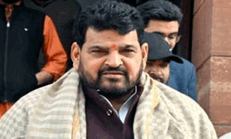 ഓഫീസില്‍ വെച്ചും വാംഅപ്പിനിടയിലും മാറിടത്തും വയറ്റിലും സ്പര്‍ശിച്ചു ; ബ്രിജ്ഭൂഷണെതിരേ ഗുസ്തിതാരത്തിന്റെ ഗുരുതര ആരോപണം