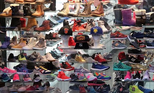 ചെരുപ്പ് കടയില്‍ മുഖം മൂടി ധരിച്ച മൂന്നംഗ സംഘമെത്തി, 10 ലക്ഷം രൂപയുടെ ചെരുപ്പുകള്‍ മോഷ്ടിച്ചു കടന്നു കളഞ്ഞു
