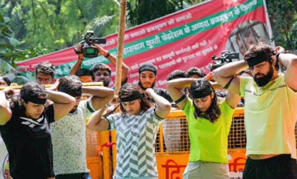 ബ്രിജ് ഭൂഷനെതിരായ സമരം:  കറുത്ത ബാഡ്ജ് ധരിച്ച്  ഗുസ്തി താരങ്ങള്‍  