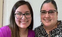 ഒരുമിച്ച് പഠിച്ച് അഞ്ച് ബിരുദങ്ങള്‍ സ്വന്തമാക്കി 50 കാരിയായ അമ്മയും 25 കാരിയായ മകളും