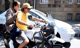 ബൈക്കില്‍ കൃത്യസമയത്ത് എത്തിച്ച അഞ്ജാതന് നന്ദി അറിയിച്ച് അമിതാഭ് ബച്ചന്‍; ഹെല്‍മെറ്റ് എവിടെ എന്ന് ആരാധകര്‍