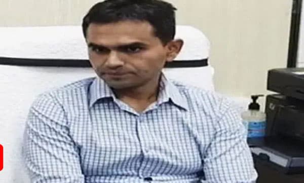 മുംബൈയില്‍ 4 ഫ്‌ളാറ്റുകള്‍, റോളക്‌സ് വാച്ച്, കുടുംബസമേതം വിദേശപര്യടനം; ആര്യന്‍ ഖാനെ കുടുക്കിയ സമീര്‍ വാങ്കഡെ വരവില്‍ കവിഞ്ഞ് സ്വത്ത് സമ്പാദിച്ചതായി ആരോപണം
