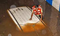 നഗരത്തില്‍ കറങ്ങാനിറങ്ങിയപ്പോള്‍ കനത്തമഴ; നഗരത്തിലെ അടിപ്പാതയിലെ വെള്ളത്തില്‍ കാര്‍ മുങ്ങി; യുവതി മരിച്ചു, കുടുംബാംഗങ്ങളെ അത്ഭുതകരമായി രക്ഷപ്പെടുത്തി