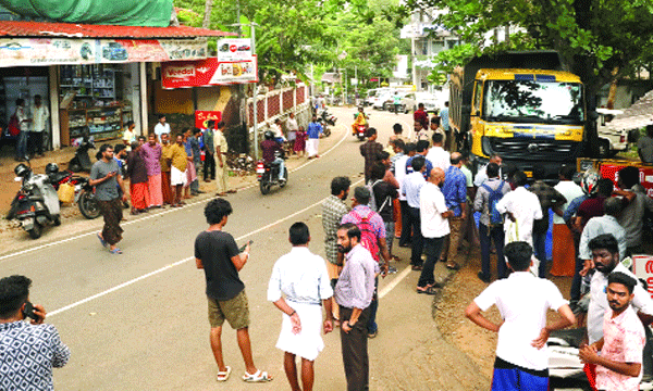 മൂന്നു ജീവനുകള്‍ കണ്‍മുന്നില്‍ പൊലിഞ്ഞതിന്റെ ആഘാതത്തില്‍ അനൂപ് ; യുവാക്കളുടെ വേഗം കണ്ട് ടോറസ്‌ലോറി പരമാവധി വെട്ടിച്ചു ; പക്ഷേ ആ ബൈക്ക് വന്നു പാഞ്ഞുകയറി 
