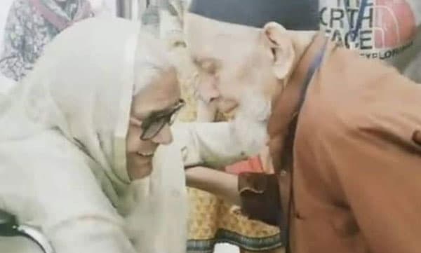 75 വര്‍ഷങ്ങള്‍ക്ക് ശേഷം കണ്ടുമുട്ടിയ സഹോദരങ്ങളുടെ ഈ കൂടികാഴ്ച കണ്ണ് നനയാതെ കാണാന്‍ സാധിയ്ക്കില്ല. വീഡിയോ കാണാം...




