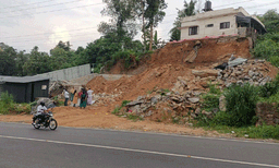 അയല്‍വാസിയുടെ മണ്ണെടുപ്പ് വീടിന്റെ അടിത്തറ വരെയായി ; കുന്നിന്റെ മുകളില്‍ നിന്ന വീട് ഇപ്പോള്‍ മണ്‍തിട്ടയുടെ മുകളില്‍; സ്വന്തം ഭവനത്തില്‍ കിടന്നുറങ്ങാന്‍ കഴിയാതെ ഒരു കുടുംബം