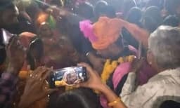 വിവാഹദിവസം കാമുകനൊപ്പം ഒളിച്ചോടിയ വധുവിന് വേണ്ടി വിവാഹവേദിയില്‍ വിവാഹവസ്ത്രവും ധരിച്ച് വരന്‍ കാത്തിരുന്നത് 13 ദിവസം

