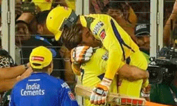 ഫിനിഷറെ വാരിപ്പുണര്‍ന്ന് നായകന്‍ ; ധോണിയും ജഡേജയും തമ്മില്‍ ഉടക്കാണെന്ന് പറഞ്ഞവരെവിടേ?