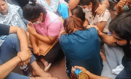 ഇത് മെഡലുകള്‍ ഒഴുക്കി പ്രതിഷേധിക്കാനുളള വേദിയല്ല; ഗുസ്തിതാരങ്ങളുടെ തീരുമാനത്തില്‍ എതിര്‍പ്പുമായി ഗംഗ ആരതി സമിതി