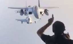 ഫൈറ്റര്‍ ജെറ്റുകളെ ഫോട്ടോയ്ക്ക് പോസ് ചെയ്യിപ്പിച്ച് ഫോട്ടോഗ്രാഫര്‍
