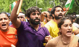 ഈമാസം 15നകം കുറ്റപത്രം; ഗുസ്തി താരങ്ങള്‍ക്ക് കായികമന്ത്രിയുടെ ഉറപ്പ്; ബ്രിജ് ഭൂഷണെതിരായ സമരം താത്ക്കാലികമായി അവസാനിപ്പിച്ചു