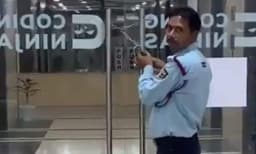 ജീവനക്കാർ പുറത്തിറങ്ങാതിരിക്കാൻ ഓഫീസ് വാതിലുകൾ പൂട്ടി സെക്യൂരിറ്റി : കമ്പനിക്കെതിരെ സോഷ്യൽ മീഡിയയിൽ  ജനരോഷം 
