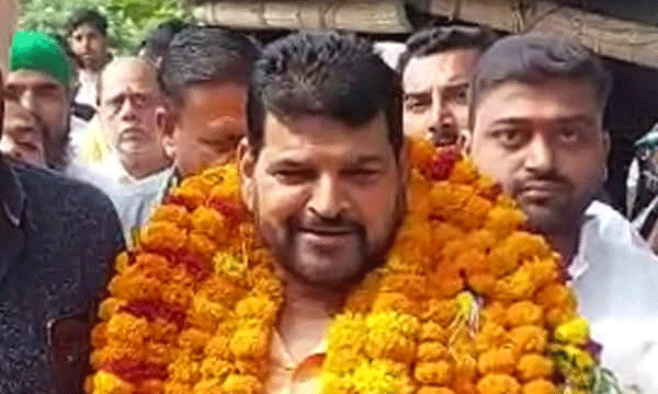 പെണ്‍കുട്ടിയെ അയാള്‍ തൊട്ടുകൊണ്ട് നില്‍ക്കുന്നത് കണ്ടു ; അടുത്തു നില്‍ക്കാനും ആവശ്യപ്പെട്ടു ; ബ്രിജ്ഭൂഷനെതിരേ അന്താരാഷ്ട്ര റഫറി