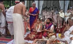 നിര്‍മലാ സീതാരാമന്റെ മകള്‍ വാങ്മയി വിവാഹിതയായി; വരന്‍ പ്രധാനമന്ത്രിയുടെ ഓഫീസിലെ ഉദ്യോഗസ്ഥന്‍

