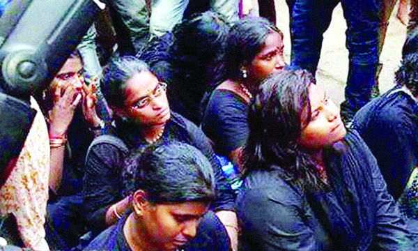 ശബരിമലയിലേക്കു തമിഴ്‌നാട്ടില്‍നിന്നുള്ള മനീതി സംഘത്തെ കടത്തിവിടാന്‍ പോലീസ് തന്നെ കരുക്കള്‍ നീക്കി ; തടയാനായി നിന്ന ഭക്തരെ നേരിടാന്‍ ഒളിപ്പോരുകാരെ നേരിടുന്ന തന്ത്രമൊരുക്കി