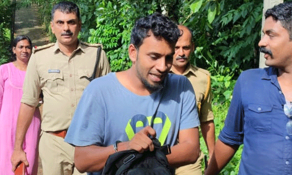 കച്ചവടം 'സീനാ'യി ഛായാഗ്രാഹകന്‍ പിടിയിലായി ; നീലവെളിച്ചം, ചതുരം, ഹിഗ്വിറ്റ സിനിമകളില്‍ പ്രവര്‍ത്തിച്ചയാള്‍ ; 50 ഗ്രാം വീതമുള്ള കെട്ടുകളാക്കി കഞ്ചാവ് സൂക്ഷിച്ചിരുന്നത് വീട്ടില്‍