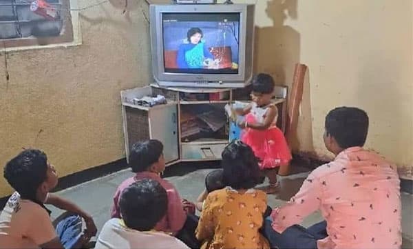 ടിവിയും ഫോണും ദിവസവും ഒന്നര മണിക്കൂറേക്ക് ഒഴിവാക്കണം; പുതിയ സംവിധാനം നടപ്പിലാക്കി മഹാരാഷ്ട്രയിലെ ഒരു ഗ്രാമം
