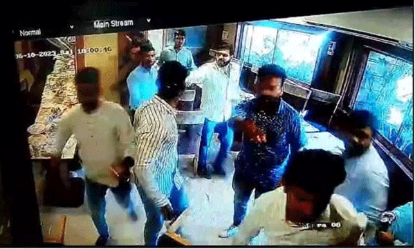 പാര്‍ട്ടി നേതാവിന്റെ അച്ഛനെ വിളിച്ചു; ബിജെപി നേതാക്കള്‍ തമ്മില്‍ കൂട്ടയടി