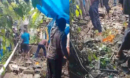 ചാലക്കുടിയില്‍ മരണാന്തര ചടങ്ങുകള്‍ക്കിടെ വീട്ടുമുറ്റത്തേക്ക് മതിലിടിഞ്ഞ് വീണ്  9 പേര്‍ക്ക് പരിക്കേറ്റു
