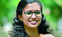 കാണാമറയത്തിരുന്ന് വിദ്യ മുന്‍കൂര്‍ജാമ്യത്തിന് അഭിഭാഷകരെയും സുഹൃത്തുക്കളെയുമൊക്കെ നിരന്തരം ബന്ധപ്പെടുന്നു ; എറണാകുളത്ത് ഉണ്ടെന്ന് പറഞ്ഞ് പോലീസ് കാത്തിരിക്കുന്നു!