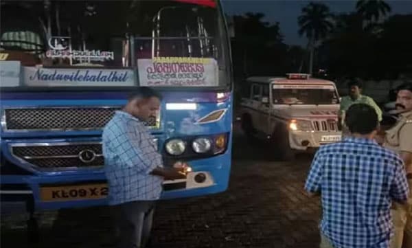 മലപ്പുറത്ത് ഓടിക്കൊണ്ടിരിക്കുന്ന ബസില്‍ നിന്നും വിദ്യാര്‍ഥിനികള്‍ തെറിച്ചുവീണു; ബസ്സിന്റെ ഫിറ്റ്നസ് റദ്ദാക്കി ആര്‍ടിഒ
