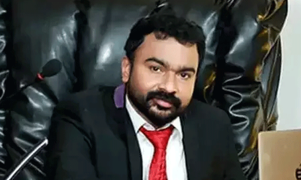 മോന്സണ് മാവുങ്കല് മുഖ്യമന്ത്രിയുടെയും പ്രധാനമന്ത്രിയുടെയും ഓഫീസുകളിലും ബന്ധമുണ്ടാക്കാന് നോക്കി ; മുന് ഡ്രൈവറുടെ ആരോപണം