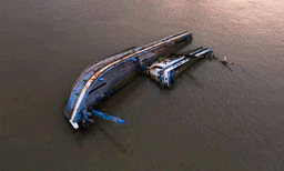 കനത്ത മഴയെ തുടര്‍ന്ന് വിവാഹ ചടങ്ങില്‍ പങ്കെടുക്കാന്‍ ബോട്ടില്‍ കയറി: ബോട്ട് മറിഞ്ഞ് ആളുകള്‍ക്ക് ദാരുണാന്ത്യം 