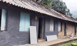 വൈദ്യുതി ബോര്‍ഡില്‍ പിന്നെ എന്തുമാകാമല്ലോ...! വകുപ്പിന്റെ കെട്ടിടം ഒരാള്‍ വാടകയ്ക്ക് എടുക്കും കൂടിയ വാടകയ്ക്ക് മറ്റൊരാള്‍ക്ക് മറിച്ചു നല്‍കും ; കട്ടിളയും ജനലും ഷീറ്റുമെല്ലാം അടിച്ചുകൊണ്ടും പോകുന്നു