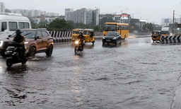 കനത്തമഴയില്‍ തണുത്തുവിറച്ച് ചെന്നൈ ; കാല്‍ നൂറ്റാണ്ടിനിടയില്‍ ഏറ്റവും വലിയ മഴ ; 10 വിമാനങ്ങള്‍ ബംഗലുരുവിലേക്ക് വിട്ടു