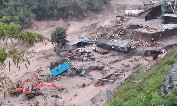 കടുത്ത ചൂടില്‍ തിളച്ചുമറിഞ്ഞ് ഉത്തരേന്ത്യ മഴയില്‍ തണുത്തുവിറച്ച് കിഴക്കന്‍ ഇന്ത്യയും ; ഉഷ്ണതരംഗത്തില്‍ 100 ലധികം മരണം ; കനത്തമഴയില്‍ തകര്‍ന്നത് 100 വീടുകള്‍ 