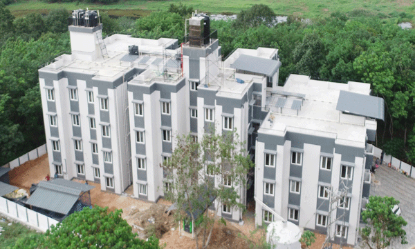 ലൈഫ് മിഷന്‍ ഫ്‌ളാറ്റ് സമുച്ചയം ഉദ്ഘാടനം ചെയ്തു രണ്ടാം മാസം  പരാതിയുമായി താമസക്കാര്‍; ചോര്‍ച്ചയും  സീലിങ് അടര്‍ന്നു വീഴലും; വയറിങ്ങും ലൈറ്റുകളും വെള്ളം വീണു നശിക്കുന്നു