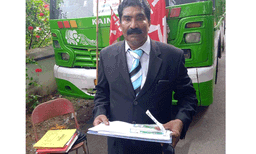 തൊഴില്‍തര്‍ക്കത്തില്‍ സിഐടിയു ബസ് സര്‍വീസ് തടഞ്ഞിട്ടു ;  കോട്ടും സ്യൂട്ടും ധരിച്ചു വാഹനത്തിന് മുന്നില്‍  ലോട്ടറി വില്‍പന നടത്തി ബസ് ഉടമയായ വിമുക്തഭടന്റെ പ്രതീകാത്മക സമരം