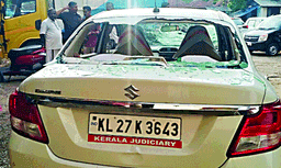 ഭാര്യയുമായുള്ള വിവാഹമോചനക്കേസ് നീട്ടിവയ്ക്കുന്നു ; വിസ്താരത്തിനിടെ കോടതിയില്‍ നിന്നും പുറത്തിറങ്ങി മണ്‍വെട്ടി കൊണ്ടുവന്നു ജഡ്ജിയുടെ കാറിന്റെ ചില്ലുകള്‍ തകര്‍ത്തു