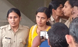 ഒളിവില്‍പാര്‍ക്കാന്‍ സഹായിച്ചത് മുന്‍ എസ്.എഫ്.ഐ. നേതാവായ സര്‍ക്കാര്‍ ഉദ്യോഗസ്ഥന്‍ ; വിദ്യയെ തേടി വീട്ടില്‍ പോലീസ് എത്തിയതോടെ  ഇപ്പോള്‍ റോവിത്ത് ഒളിവില്‍