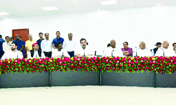 ബി.ജെ.പിക്കെതിരേ ഒറ്റക്കെട്ടായി 15 പാര്‍ട്ടികള്‍ ; കല്ലുകടിയായി പോരടിച്ച് കോണ്‍ഗ്രസും ആപ്പും