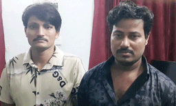 താഴുതകര്‍ത്തു ബീവറേജസില്‍​​ അകത്തുകയറി, പണമിരിക്കുന്ന ലോക്കര്‍ തുറക്കാനായില്ല ; ബംഗാളികള്‍ വിലകൂടിയ മദ്യക്കുപ്പികളുമായി കടന്നു; സി സി ടി വി ഉണ്ടെന്ന് അറിഞ്ഞില്ല